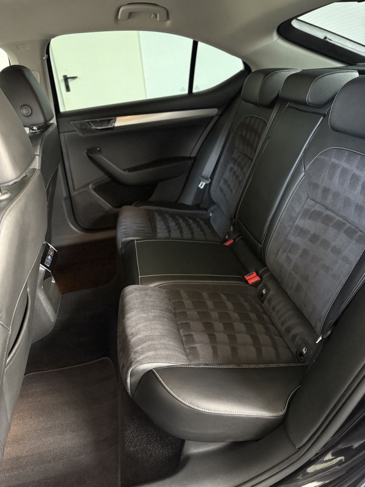 Škoda Superb 2,0 TDI DSG • HR AUTO • JAMSTVO 24MJ • LEASING BEZ UČEŠĆA, fotografija 17