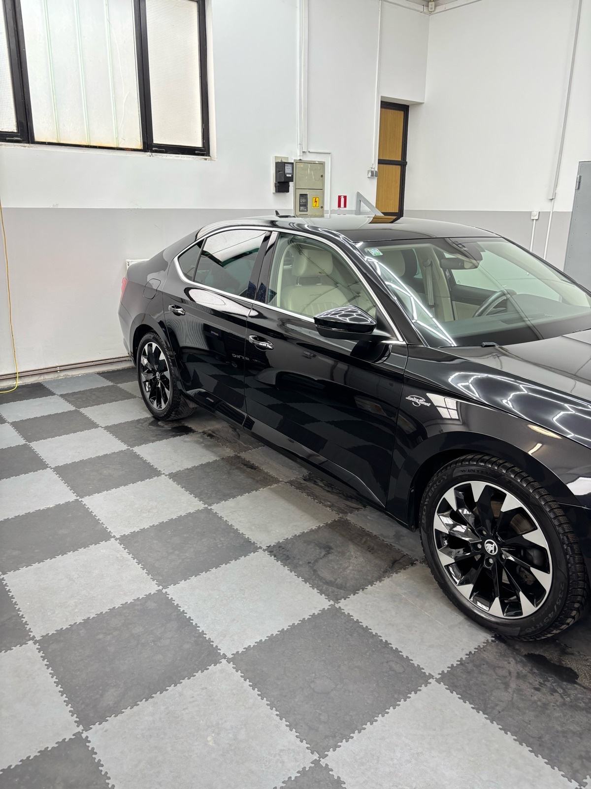 Škoda Superb 2,0 TDI DSG 4x4 L&K, fotografija 3