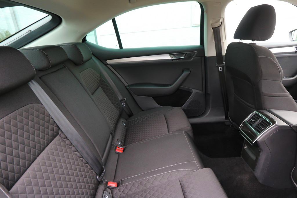 Škoda Superb 2.0 TDI DSG Business Edition VIRTUAL -LED- 150 KS, fotografija 8