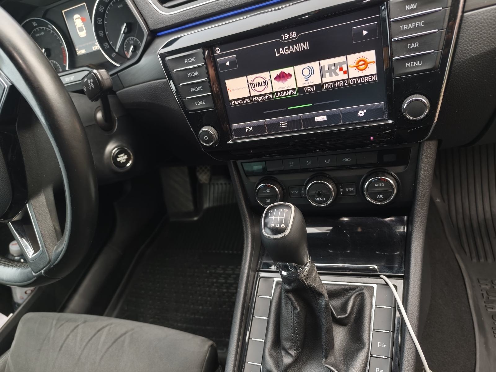 Škoda Superb 2,0 TDI Style, fotografija 6