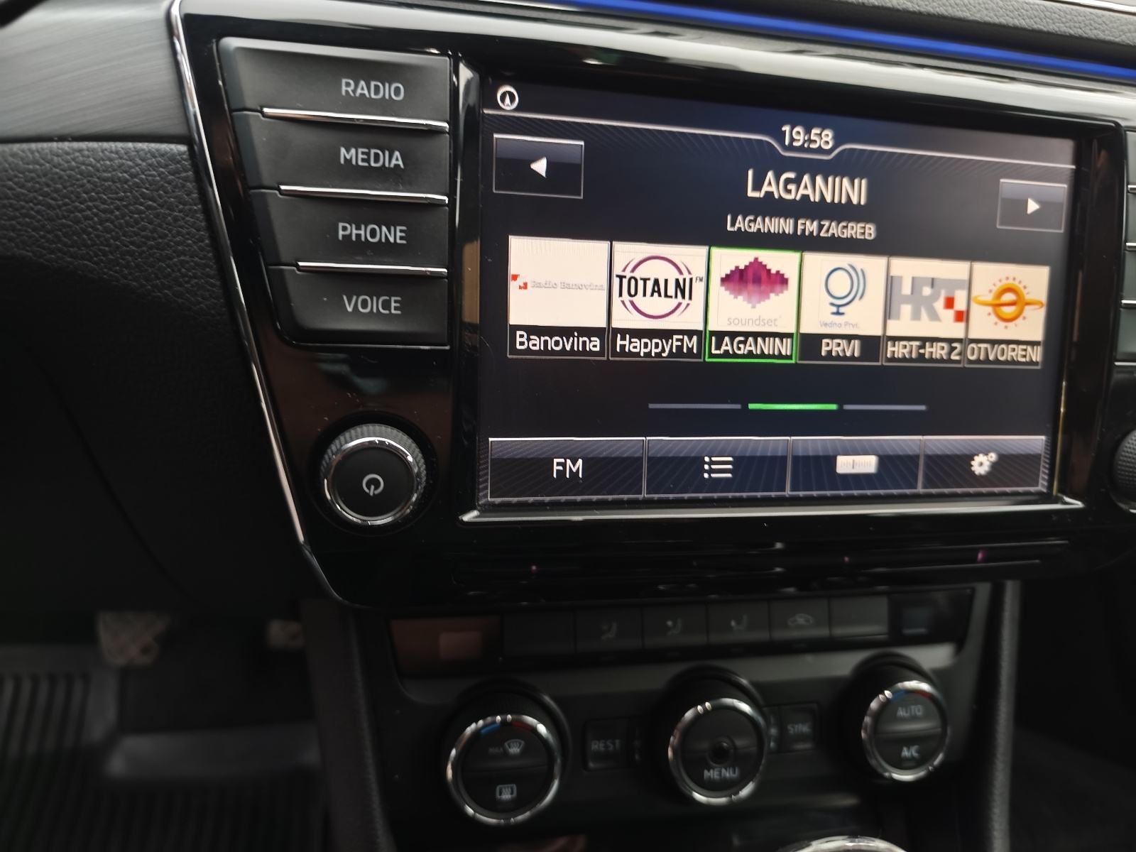 Škoda Superb 2,0 TDI Style, fotografija 8