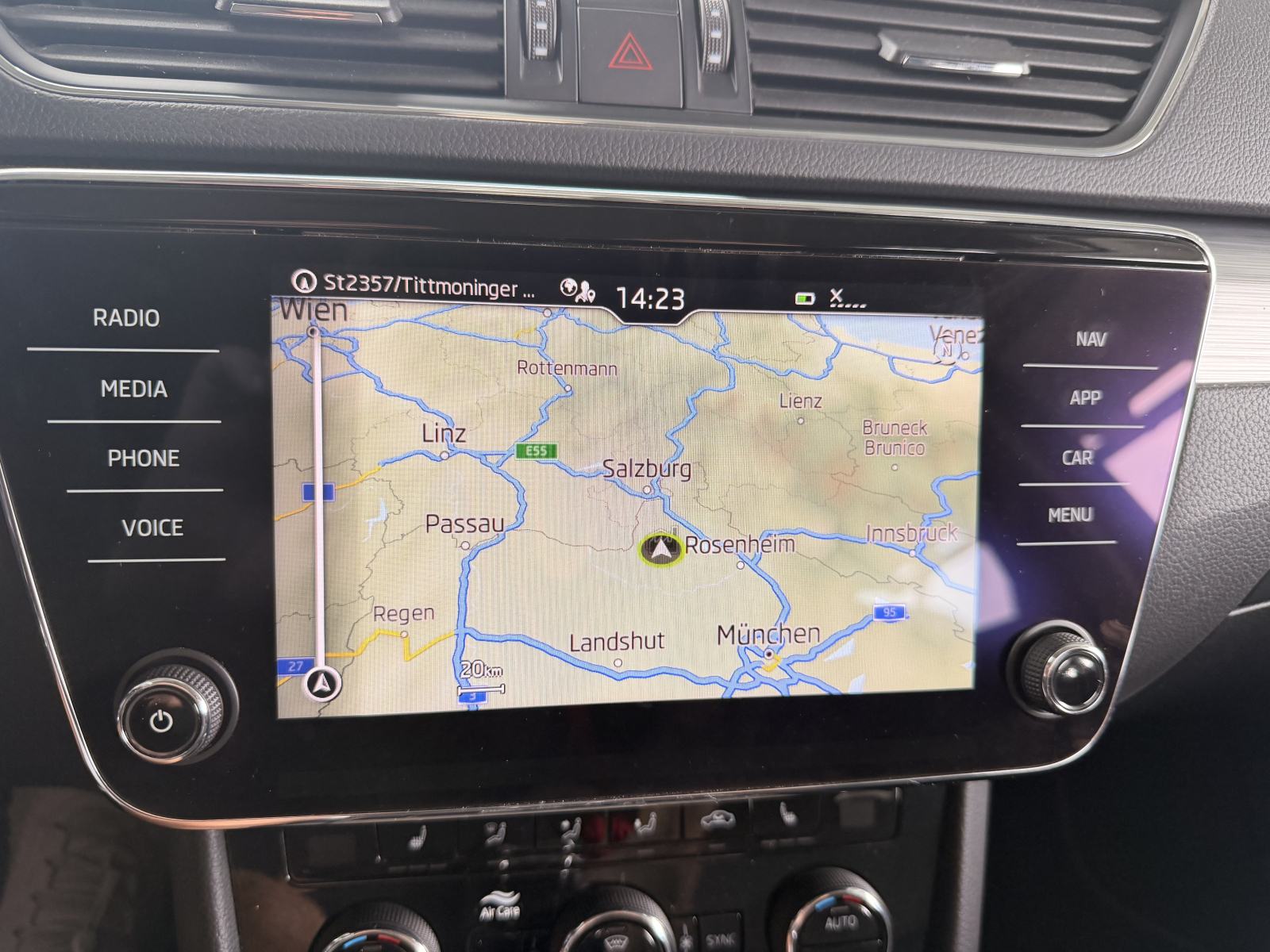 Škoda Superb 2,0 TDI, fotografija 16