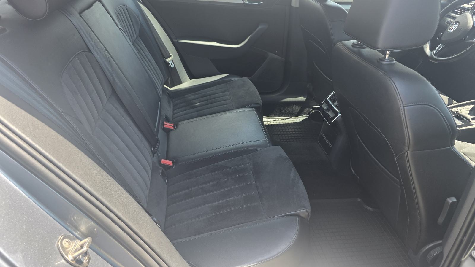 Škoda Superb 2,0 TDI Stayl - HR auto, JAMSTVO, fotografija 13