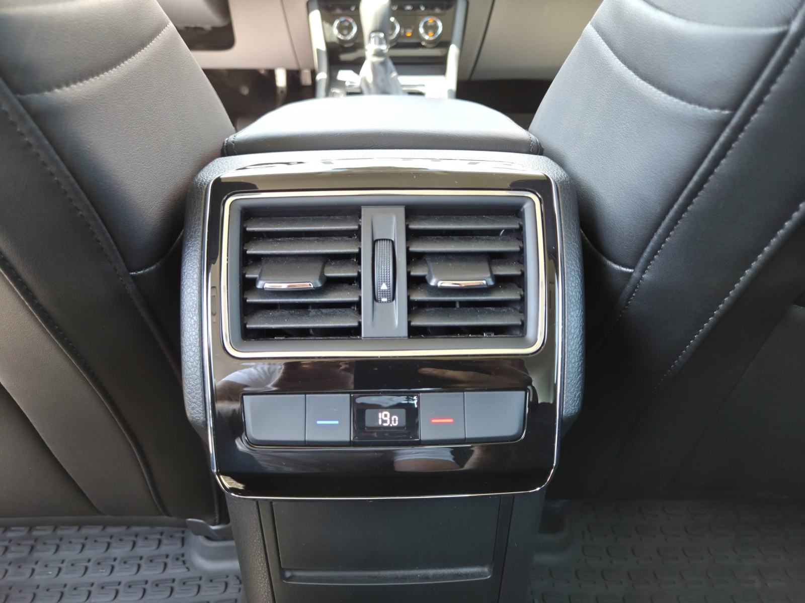 Škoda Superb 2.0 TDI Style DSG, fotografija 8
