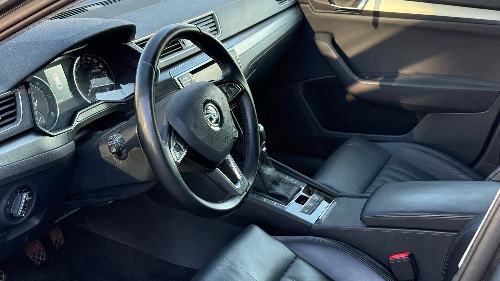 Škoda Superb Combi 1,6 TDI **BI-XENON**KOŽA**, fotografija 6