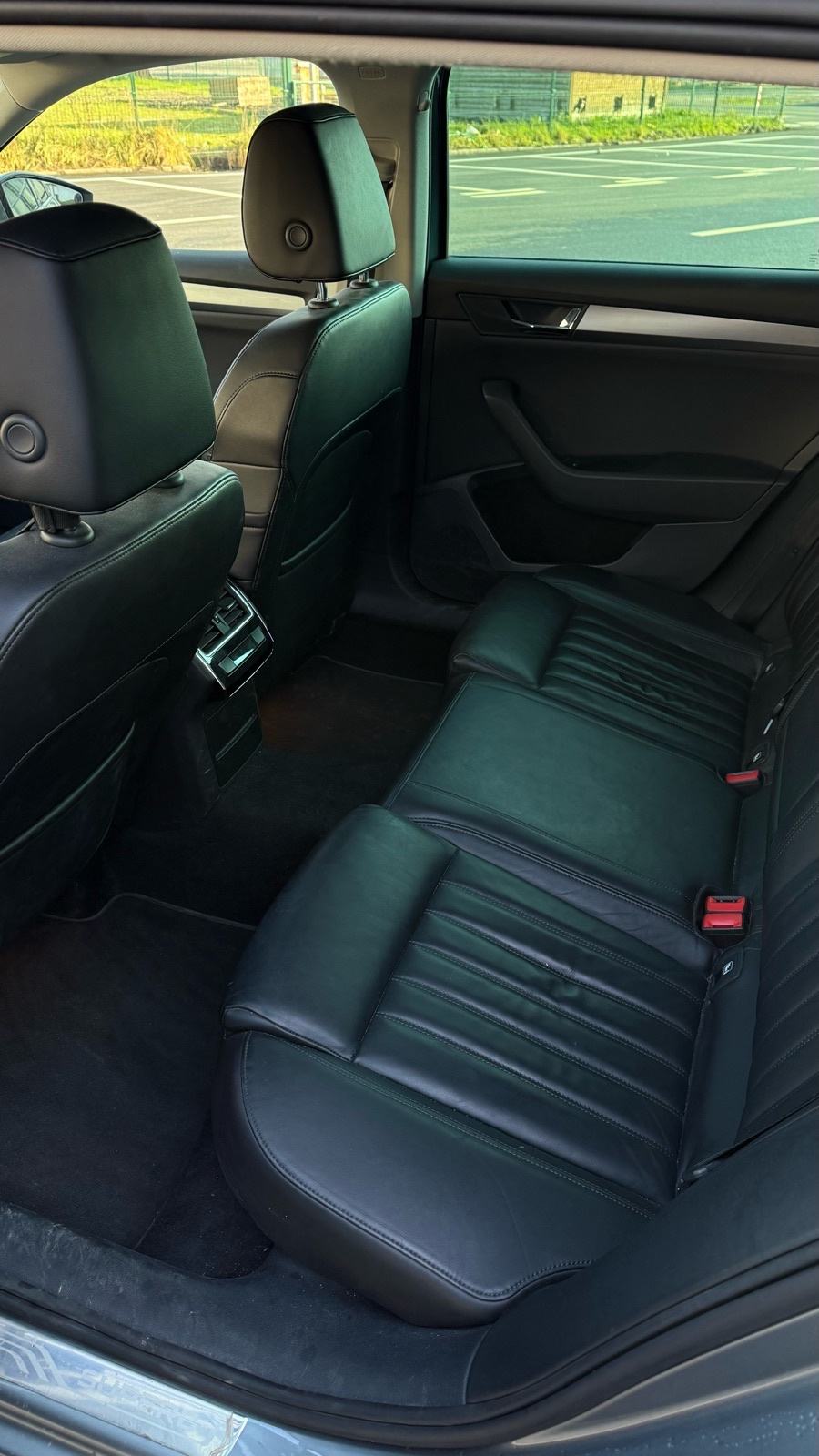 Škoda Superb Combi 1,6 TDI **BI-XENON**KOŽA**, fotografija 9