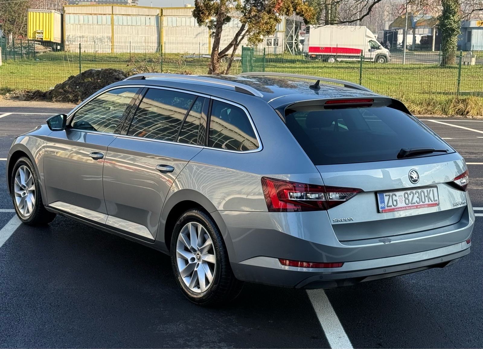 Škoda Superb Combi 1,6 TDI **BI-XENON**KOŽA**, fotografija 3