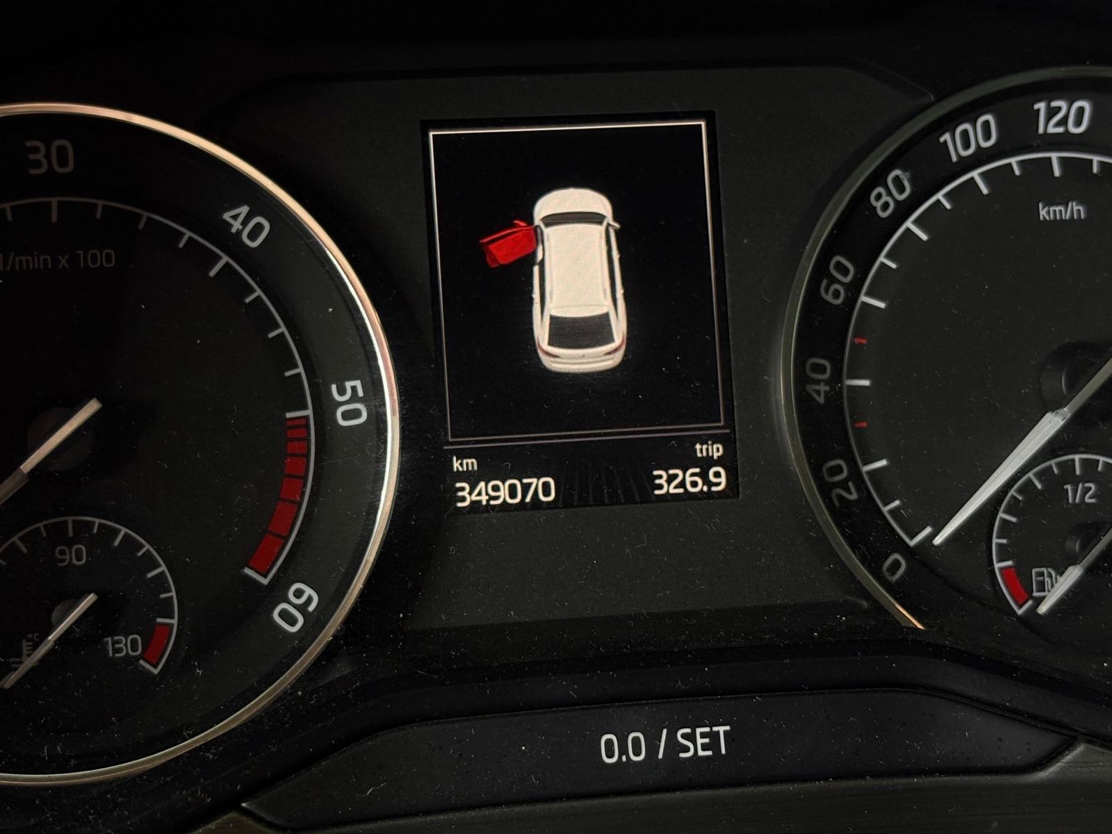 Škoda Superb Combi 1,6 TDI **BI-XENON**KOŽA**, fotografija 14
