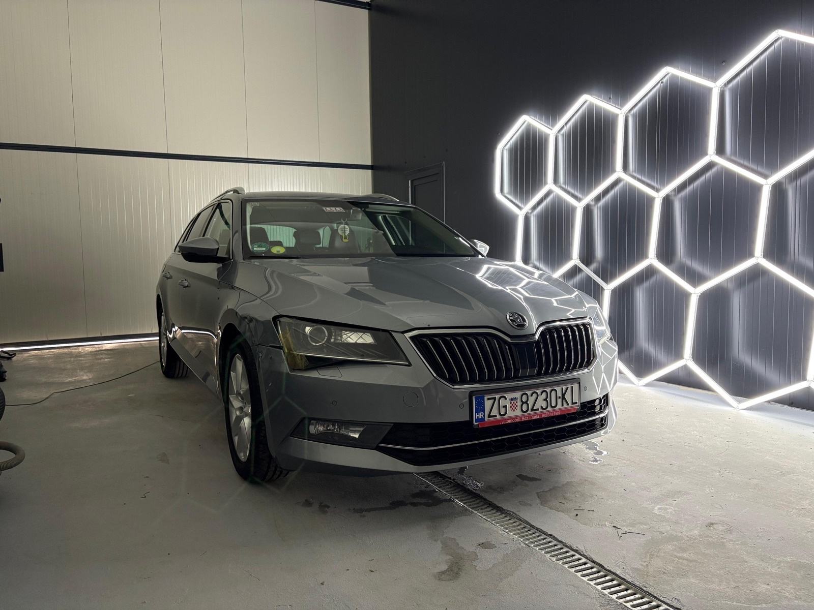 Škoda Superb Combi 1,6 TDI **BI-XENON**KOŽA**, fotografija 16