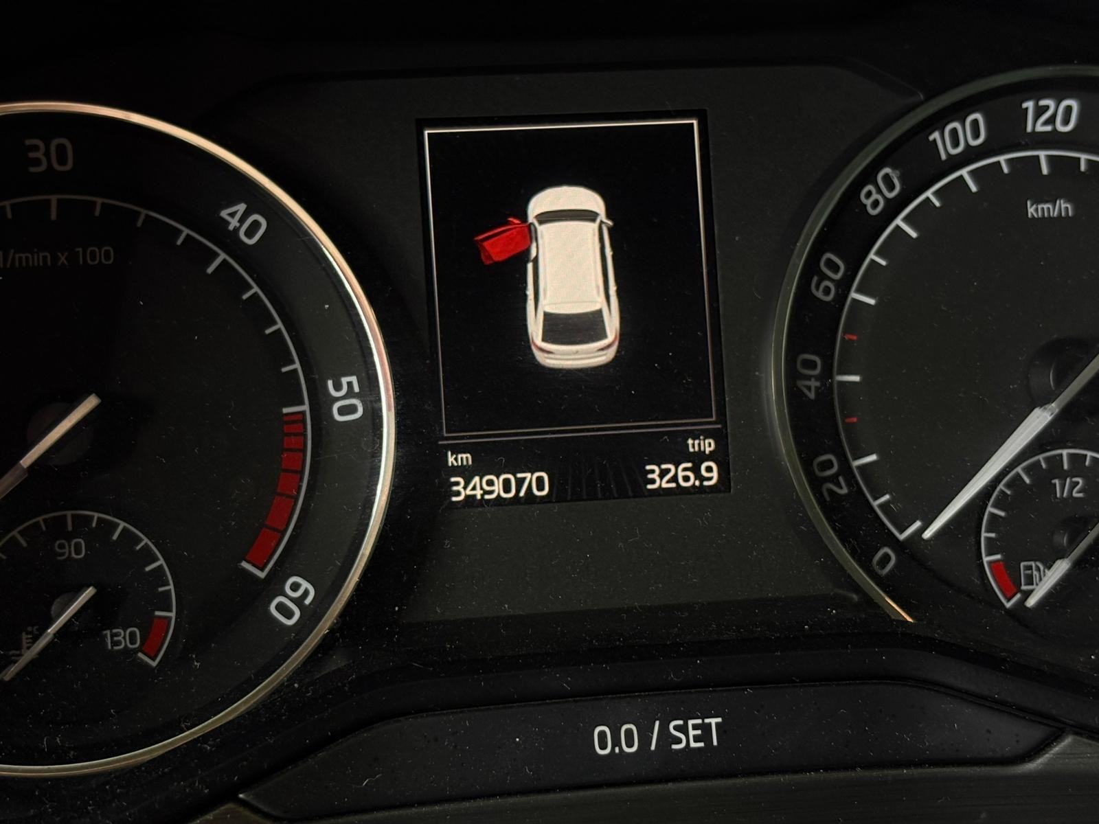 Škoda Superb Combi 1,6 TDI **BI-XENON**KOŽA**, fotografija 19