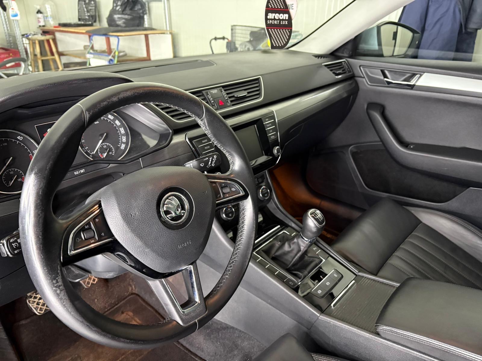 Škoda Superb Combi 1,6 TDI **BI-XENON**KOŽA**, fotografija 20