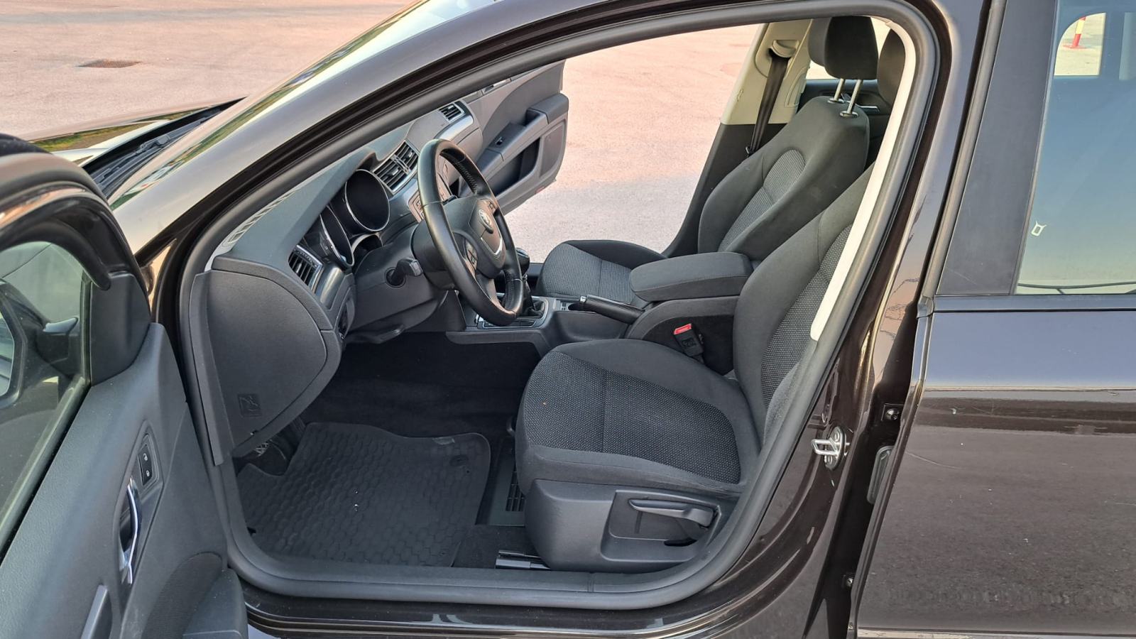 Škoda Superb Combi 1,6 TDI reg 05/2027, fotografija 18