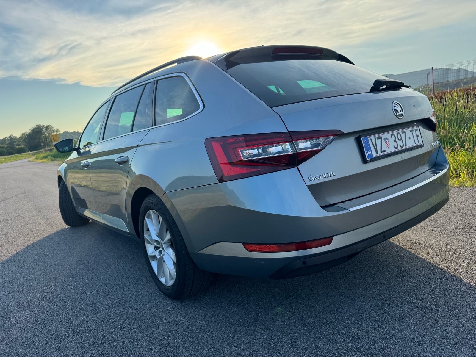 Škoda Superb Combi 2,0 TDI automatik alkantara koža, fotografija 5