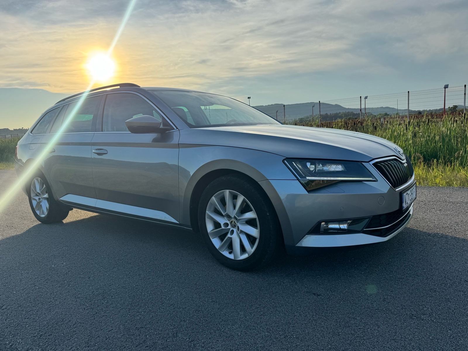 Škoda Superb Combi 2,0 TDI automatik alkantara koža, fotografija 2