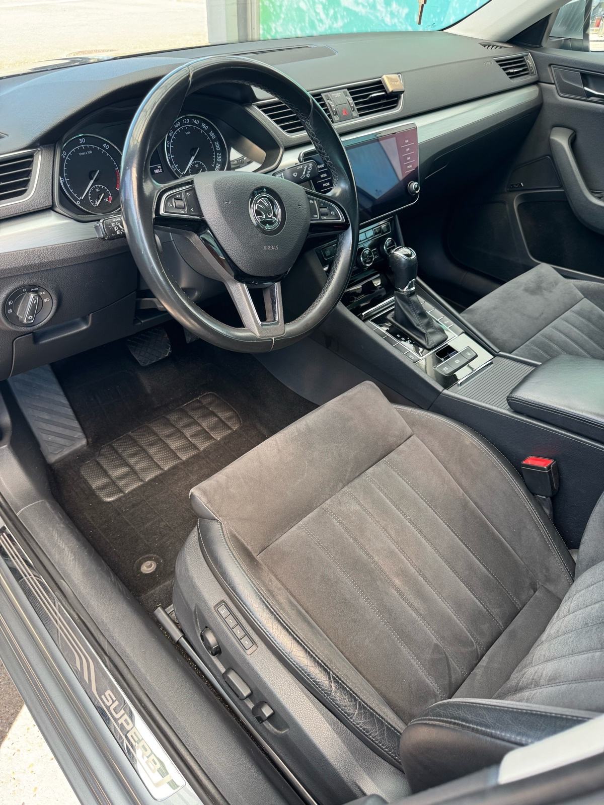 Škoda Superb Combi 2,0 TDI automatik alkantara koža, fotografija 10