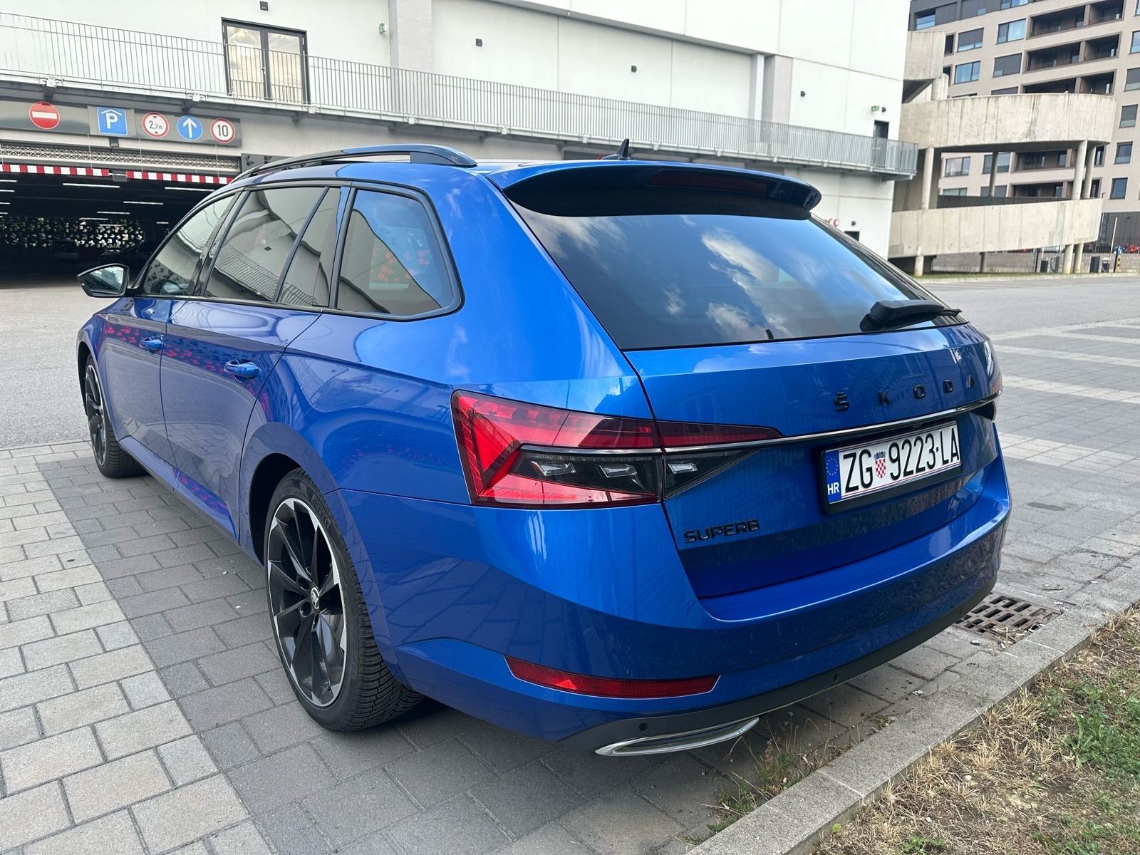 Škoda Superb Sportline 2.0 TDI DSG – PANO/MATRIX/360° –, fotografija 3