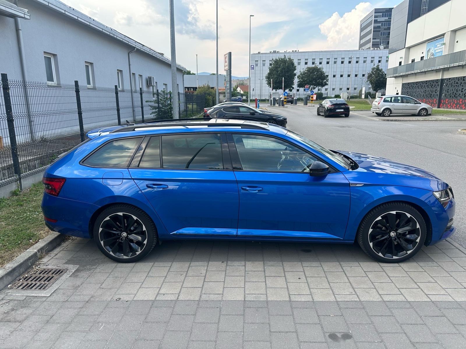 Škoda Superb Sportline 2.0 TDI DSG – PANO/MATRIX/360° –, fotografija 6