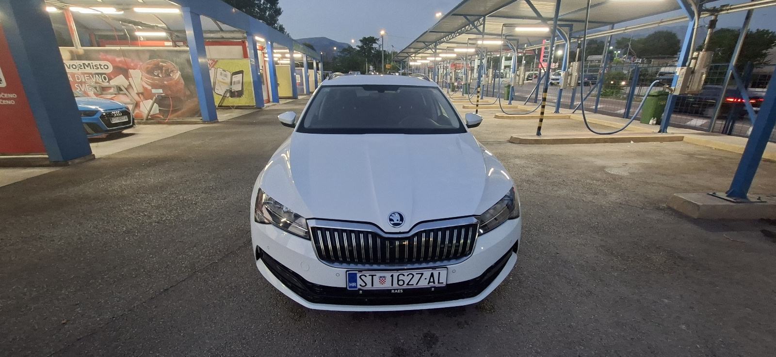 Škoda Superb Combi 2,0 TDI automatik, fotografija 3