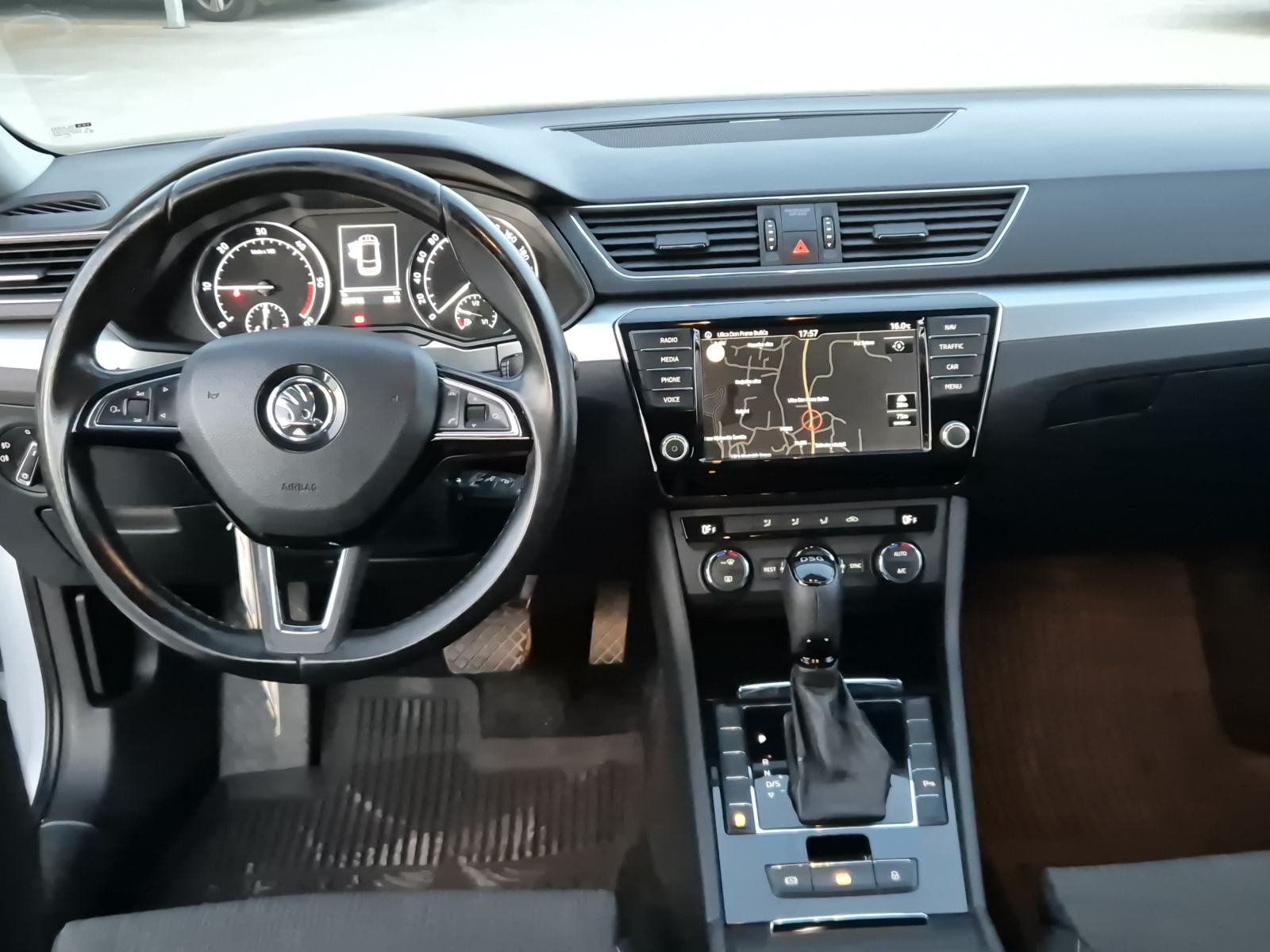 Škoda Superb Combi 2,0 TDI "" DSG "" PERLA BOJA, fotografija 8