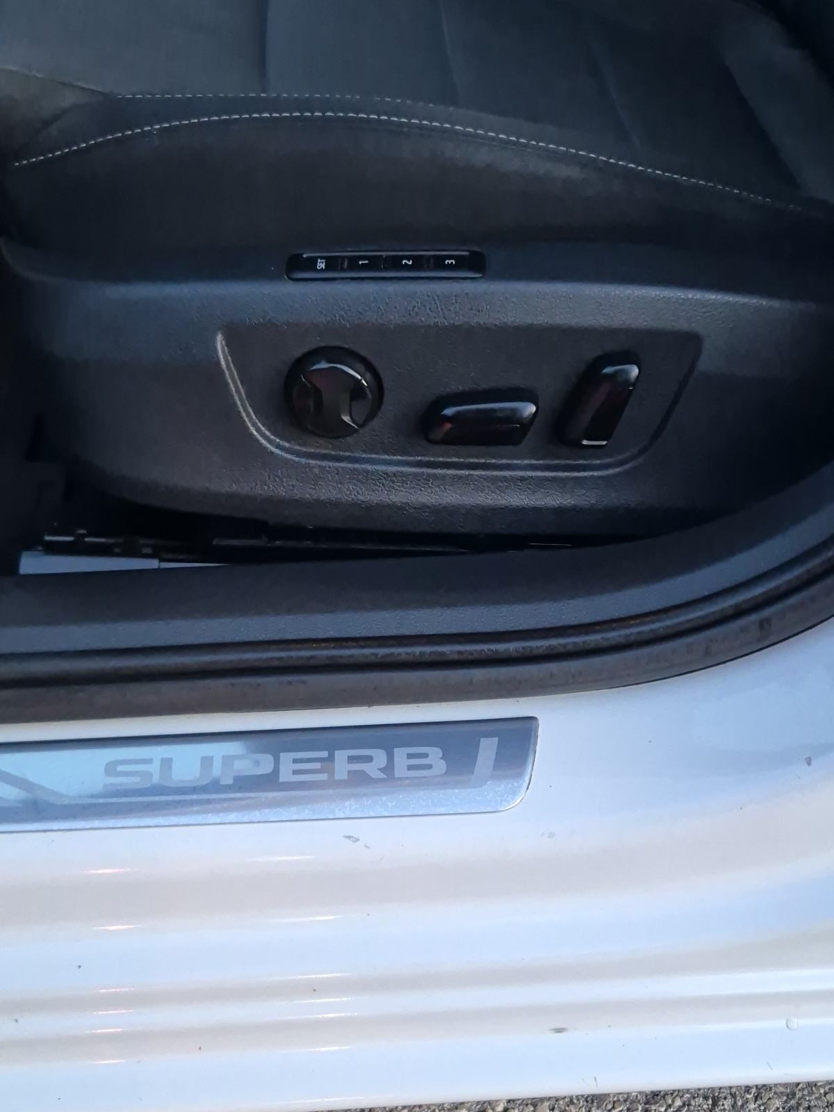 Škoda Superb Combi 2,0 TDI "" DSG "" PERLA BOJA, fotografija 10