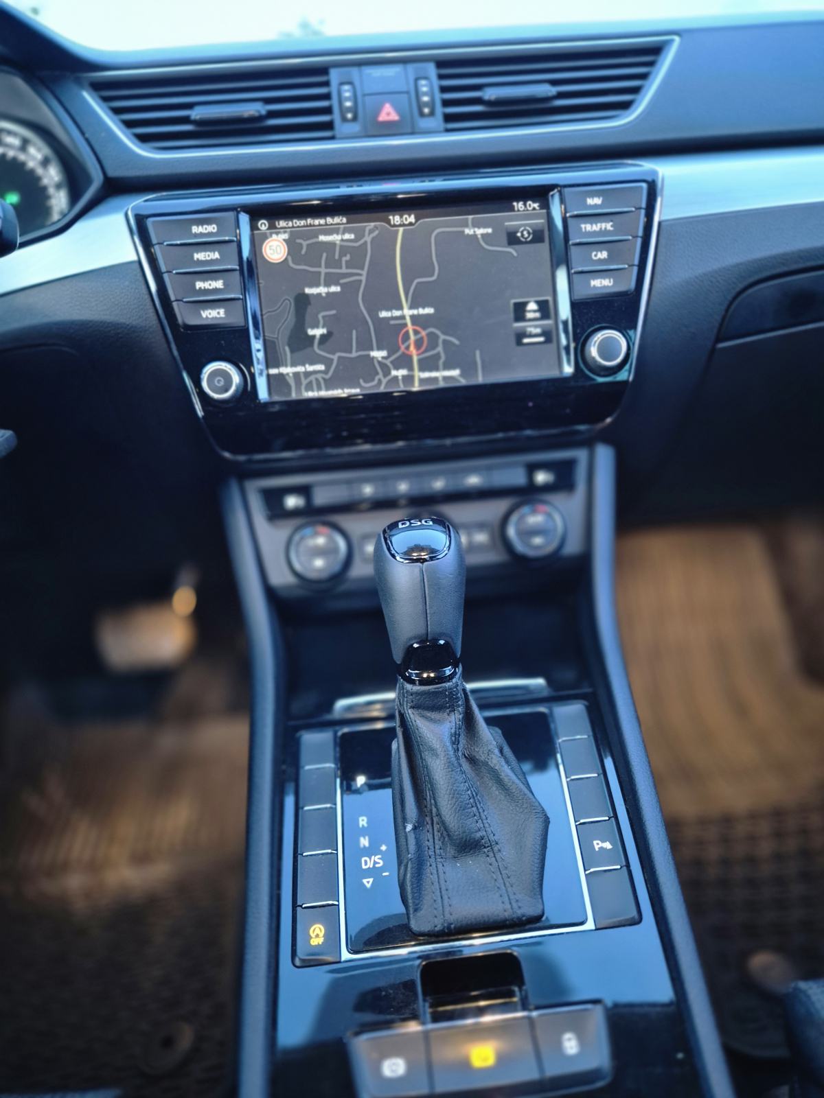 Škoda Superb Combi 2,0 TDI "" DSG "" PERLA BOJA, fotografija 6