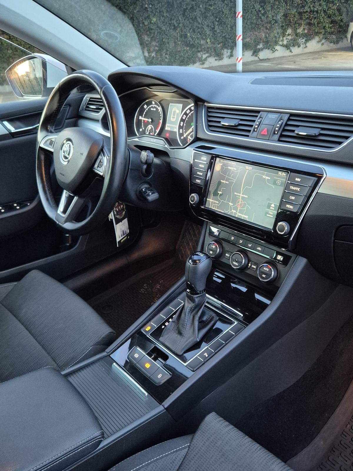 Škoda Superb Combi 2,0 TDI "" DSG "" PERLA BOJA, fotografija 9