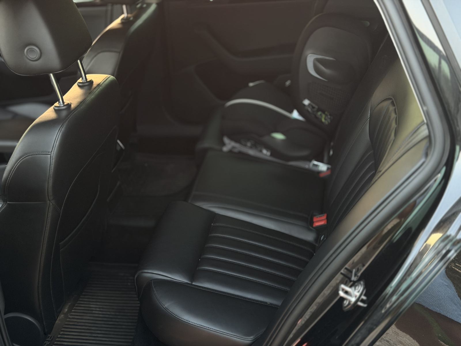 Škoda Superb Combi 2,0 TDI DSG, fotografija 9