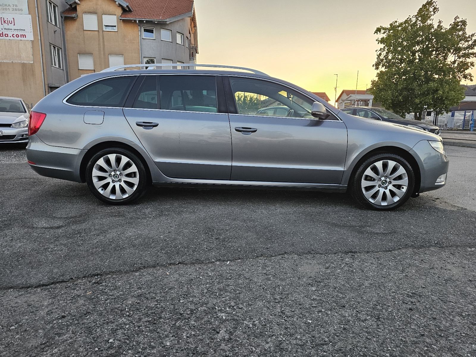 Škoda Superb Combi 2,0 TDI ***NAVIGACIJA***ODLIČNO.STANJE***6-BRZINA**, fotografija 4
