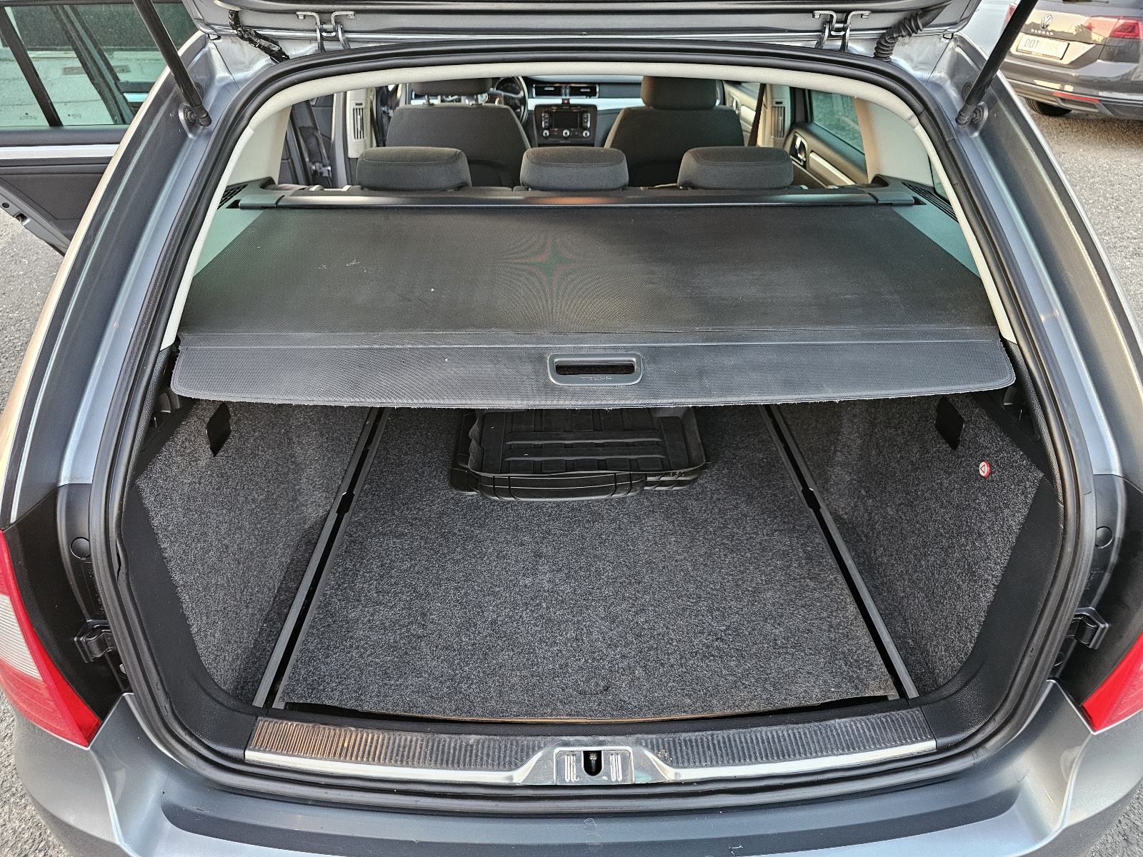 Škoda Superb Combi 2,0 TDI ***NAVIGACIJA***ODLIČNO.STANJE***6-BRZINA**, fotografija 11