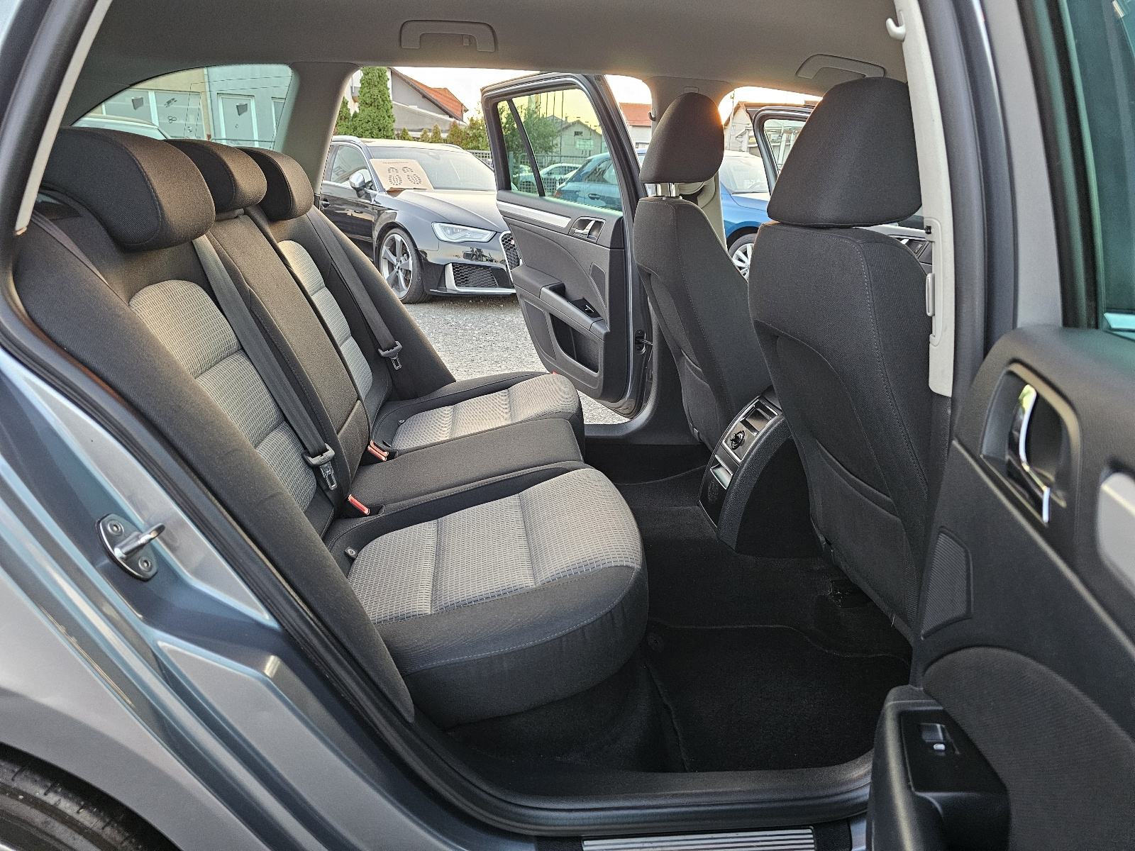 Škoda Superb Combi 2,0 TDI ***NAVIGACIJA***ODLIČNO.STANJE***6-BRZINA**, fotografija 12