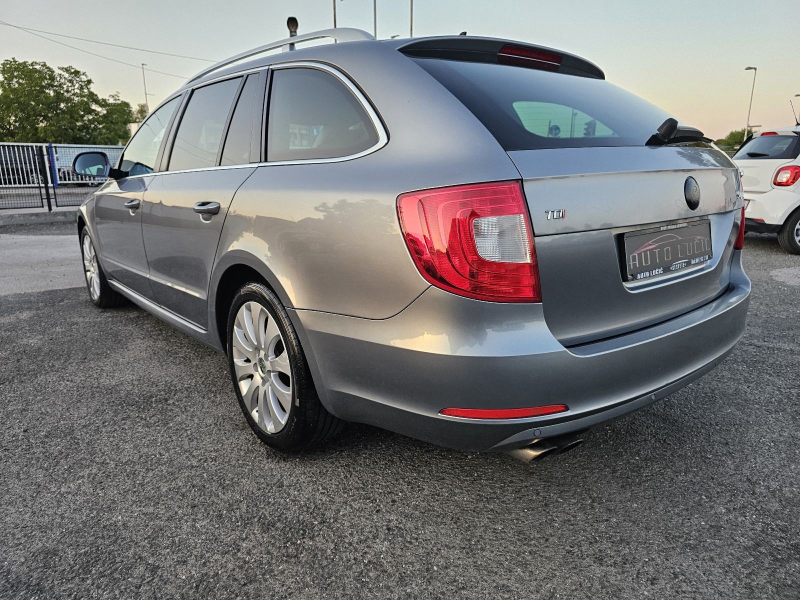 Škoda Superb Combi 2,0 TDI ***NAVIGACIJA***ODLIČNO.STANJE***6-BRZINA**, fotografija 7
