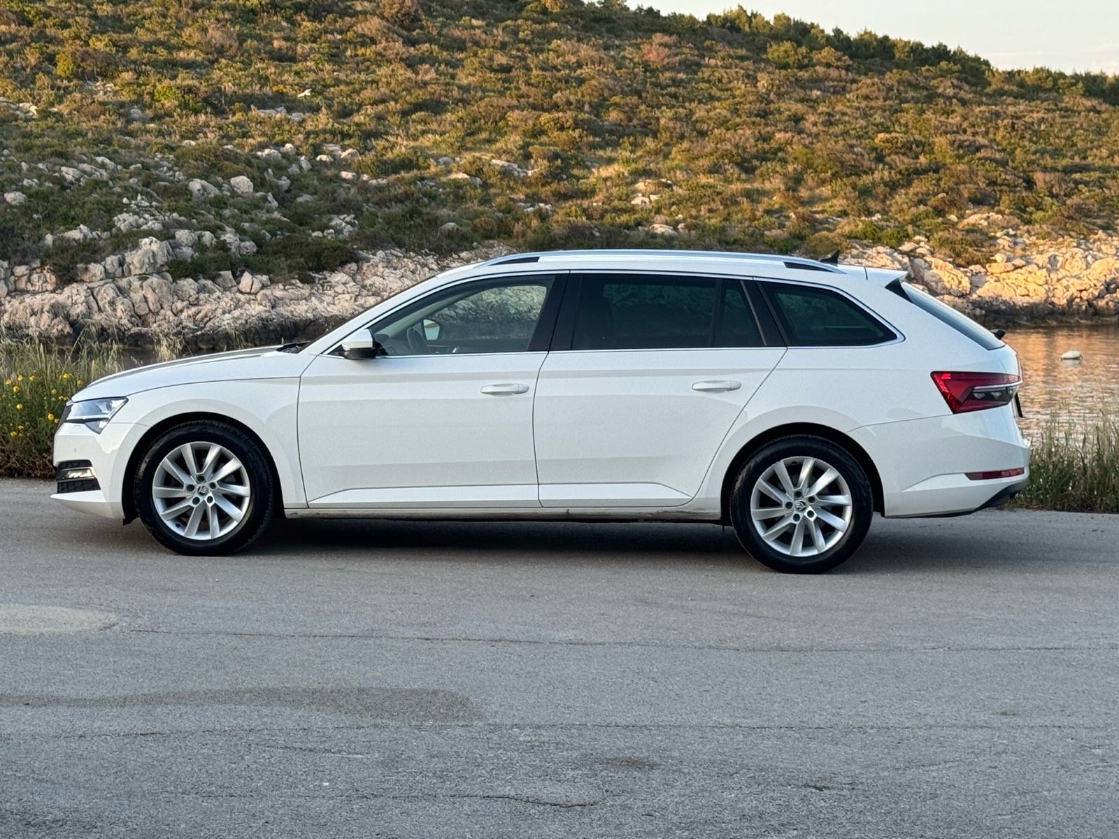 Škoda Superb Combi 2,0 TDI Premium Edition, fotografija 3