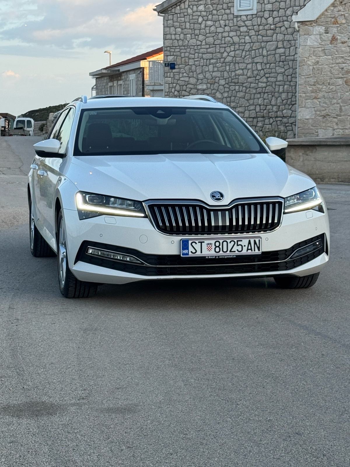Škoda Superb Combi 2,0 TDI Premium Edition, fotografija 2