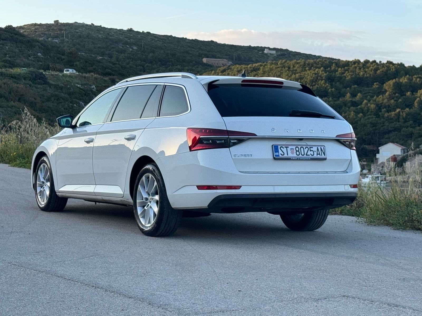 Škoda Superb Combi 2,0 TDI Premium Edition, fotografija 4