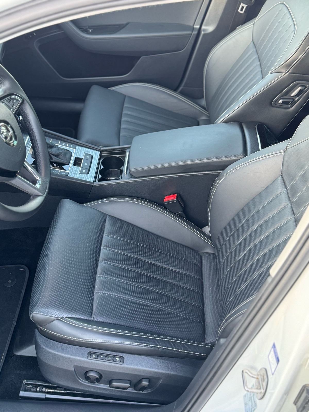 Škoda Superb Combi 2,0 TDI Premium Edition, fotografija 11