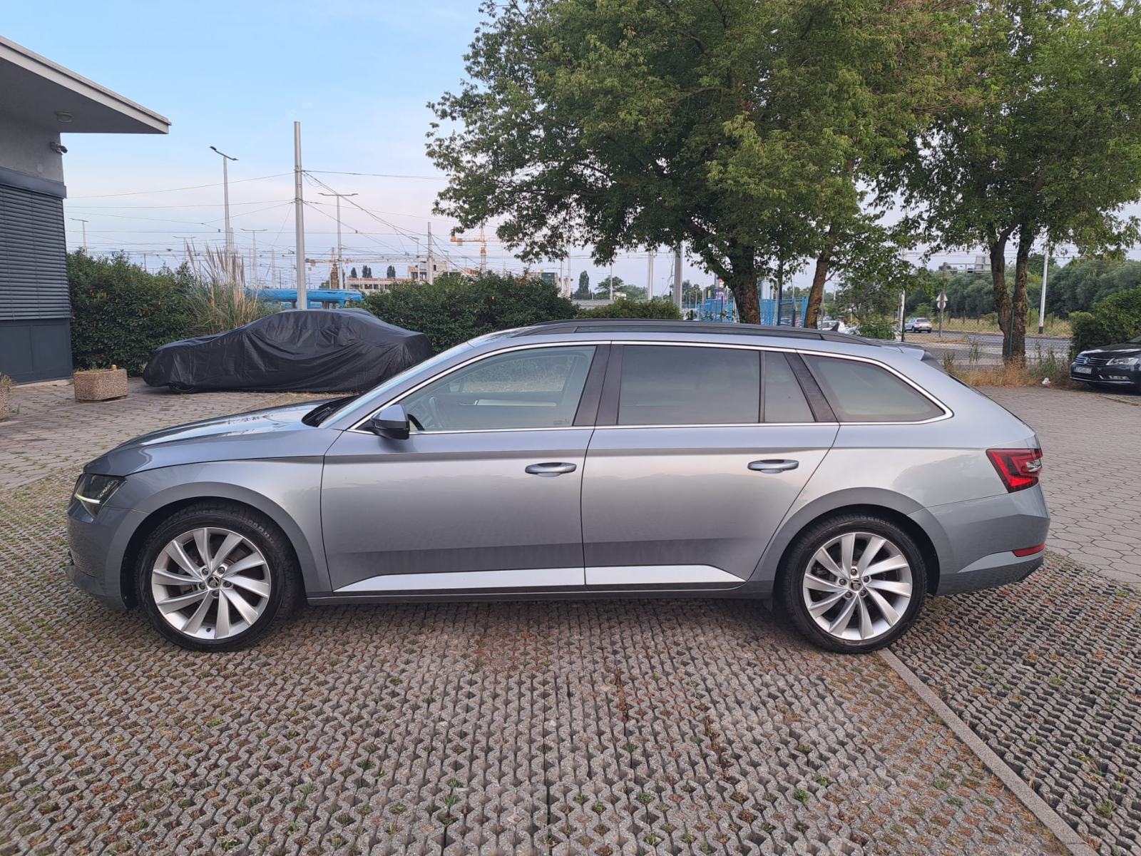 Škoda Superb Combi 2,0 TDI, fotografija 3