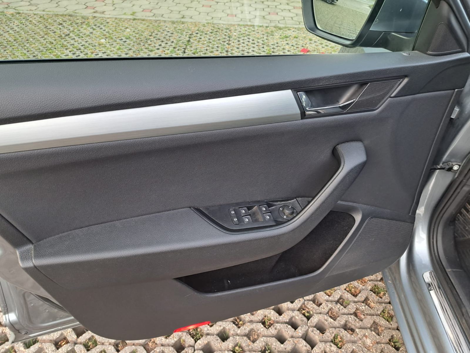Škoda Superb Combi 2,0 TDI, fotografija 9