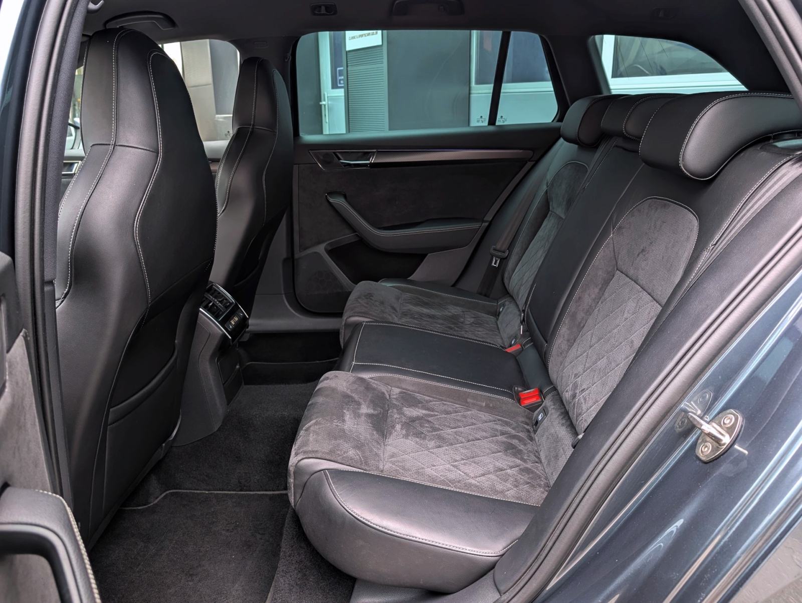Škoda Superb Combi 2.0 TDI Sportline DSG, fotografija 12