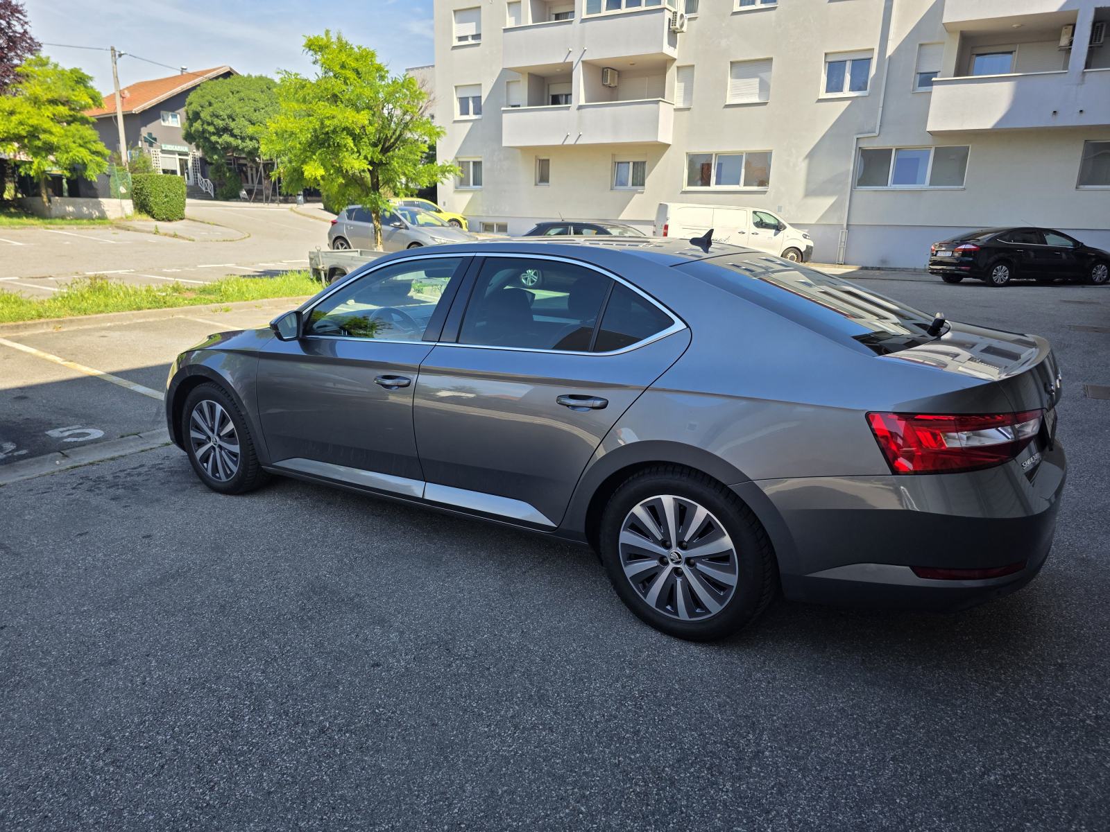 Škoda Superb iV Plag-in hybrid DSG HR-auto 2022g reg 5.2027g, fotografija 5