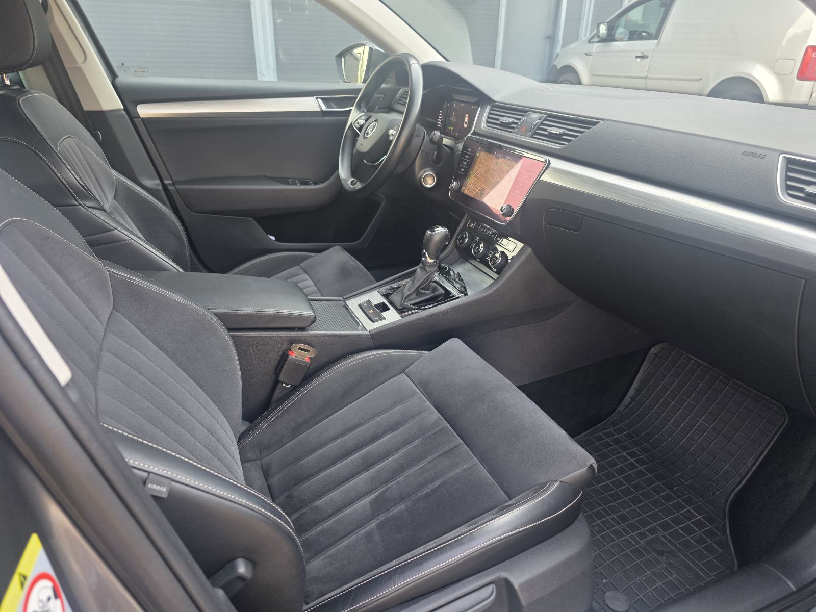 Škoda Superb iV Plag-in hybrid DSG HR-auto 2022g reg 5.2027g, fotografija 15