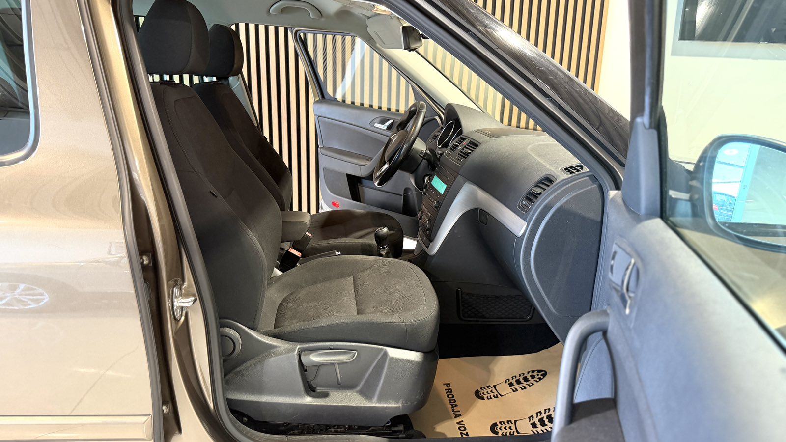 Škoda Yeti 2,0 TDI *TEMPOMAT - PDC - ALU 16'' - 12 MJ JAMSTVO*, fotografija 17