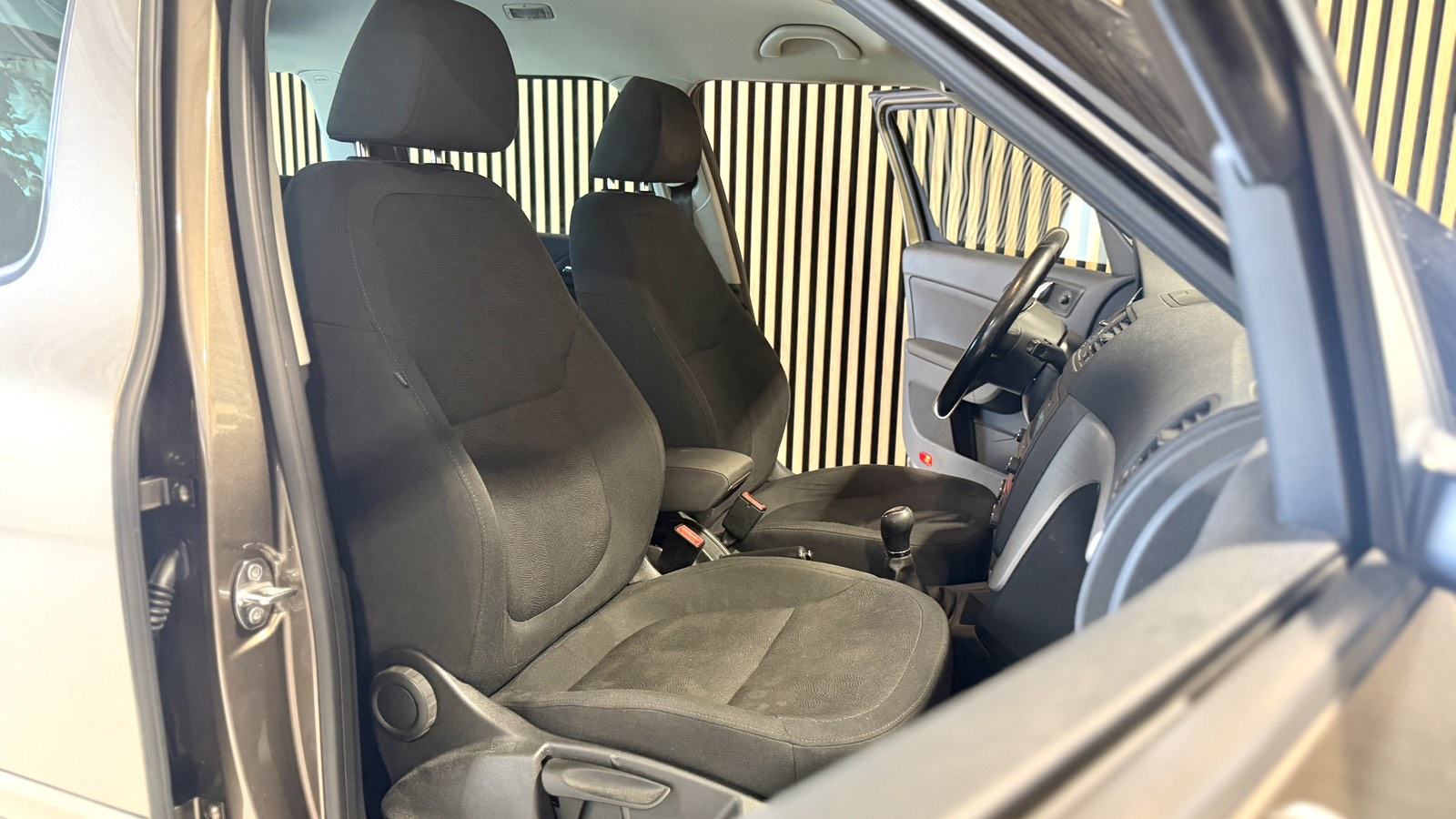 Škoda Yeti 2,0 TDI *TEMPOMAT - PDC - ALU 16'' - 12 MJ JAMSTVO*, fotografija 18