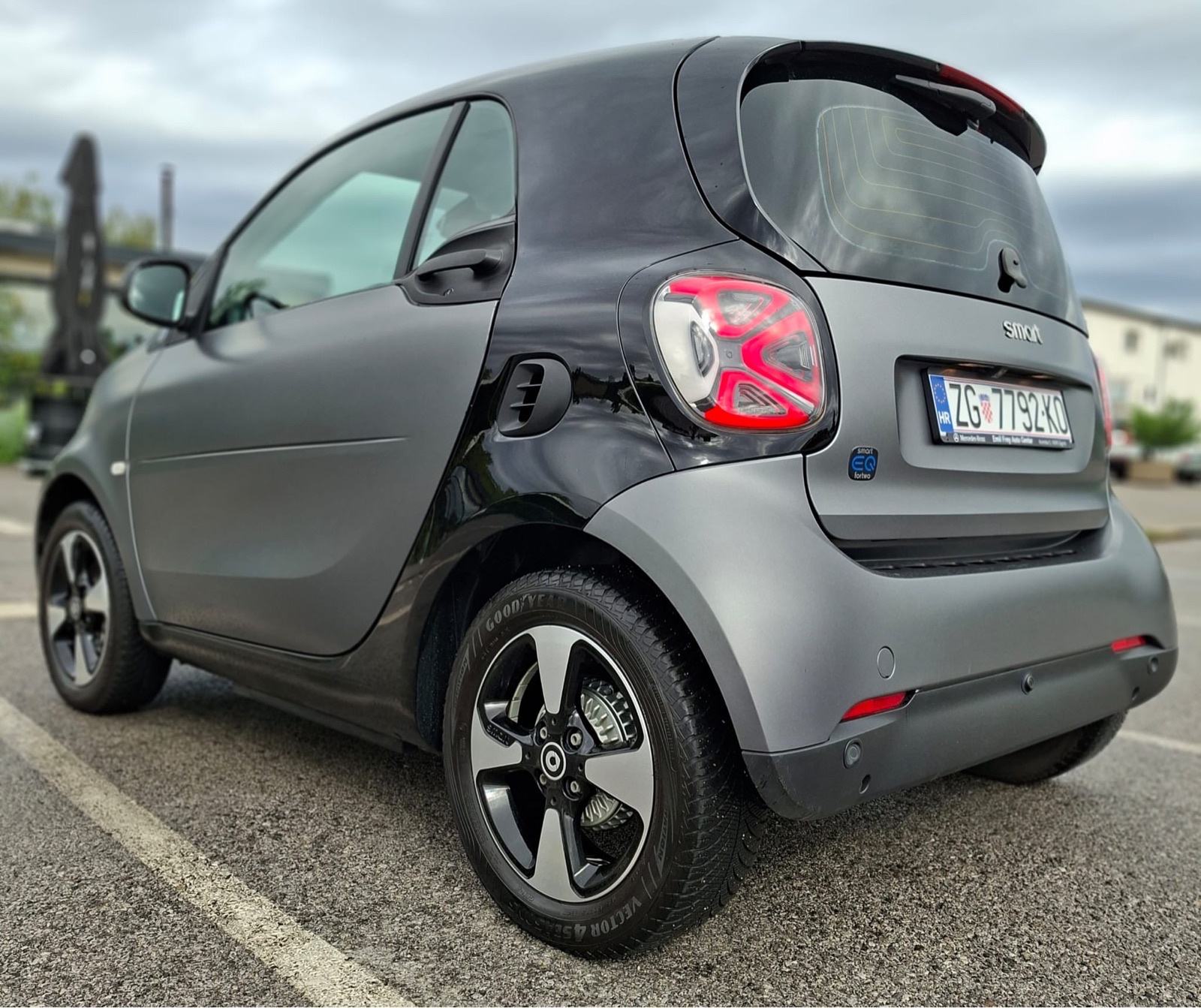 Smart EQ fortwo EXCLUSIVE/LED/PANORAMA/KAMERA/CARPLAY/REG 1 GOD, fotografija 2