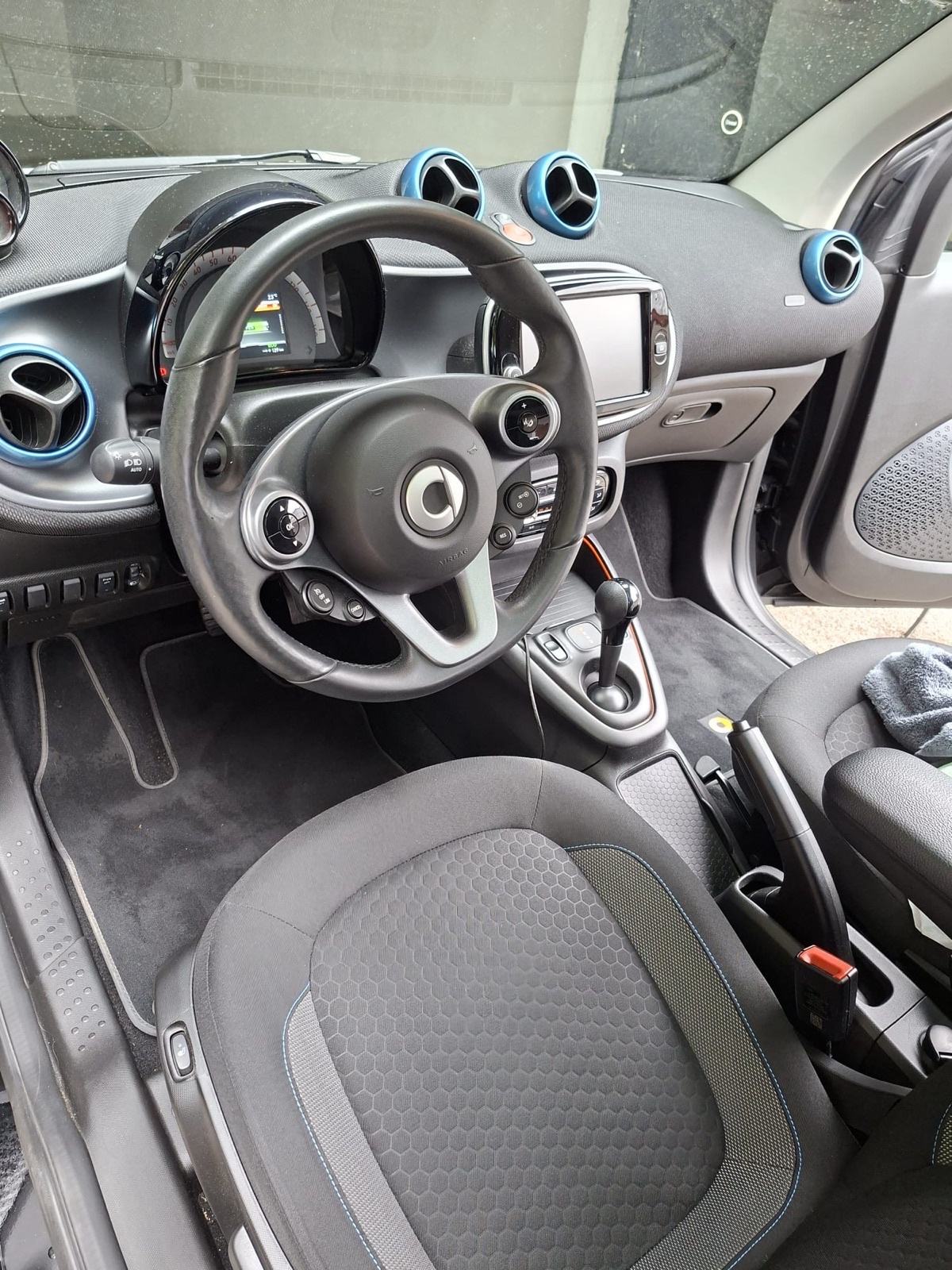 Smart EQ fortwo EXCLUSIVE/LED/PANORAMA/KAMERA/CARPLAY/REG 1 GOD, fotografija 14