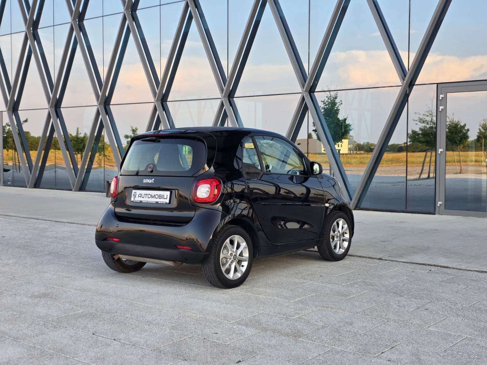 Smart fortwo 1.0 *MOGUĆA ZAMJENA*, fotografija 5
