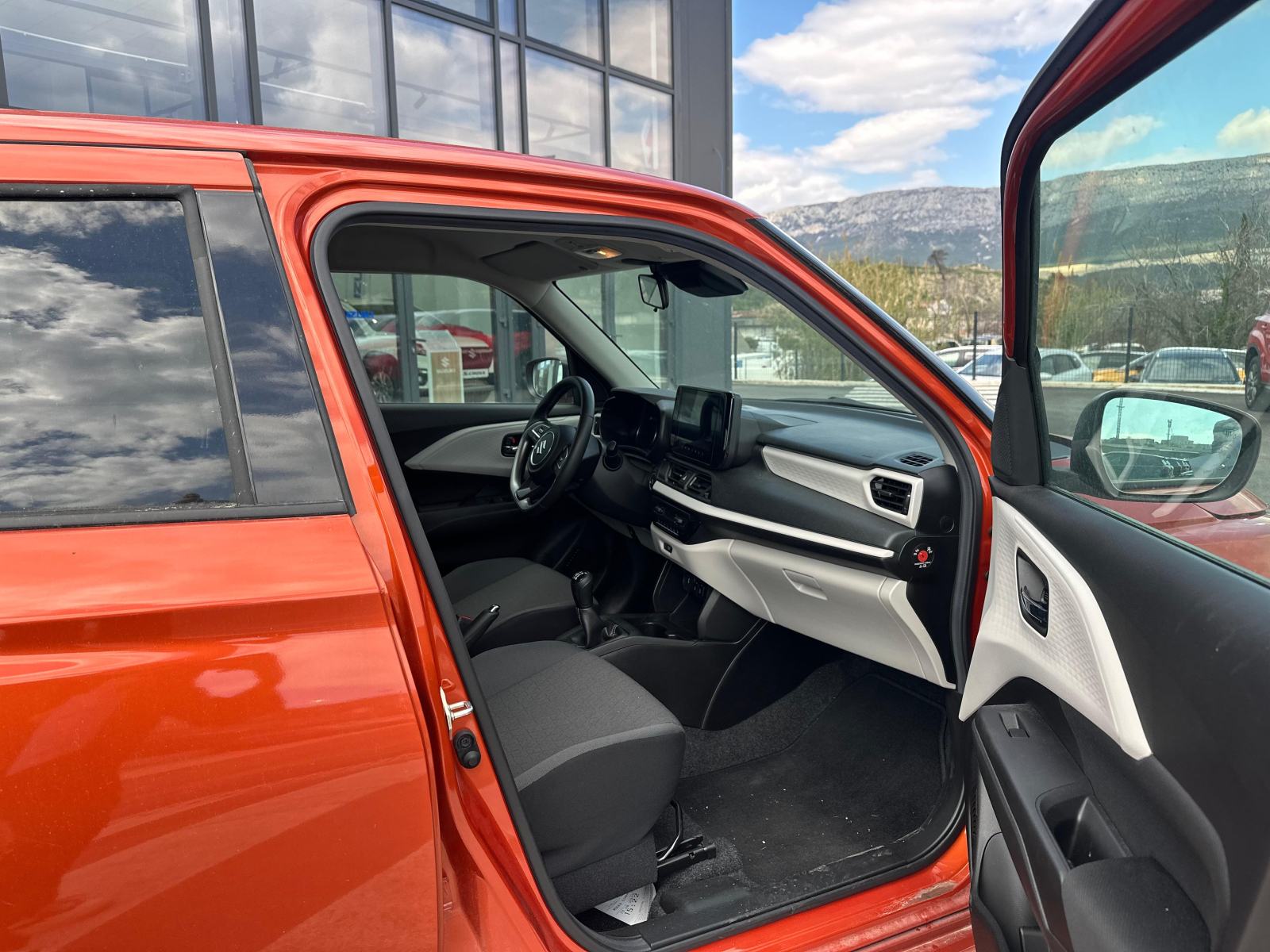 Suzuki Swift 1,2 GL+ Hybrid reg. 04/2027, fotografija 12