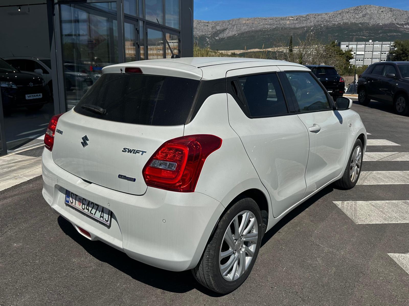 Suzuki Swift 1,2 GL+ Hybrid reg. 04/2027, fotografija 4