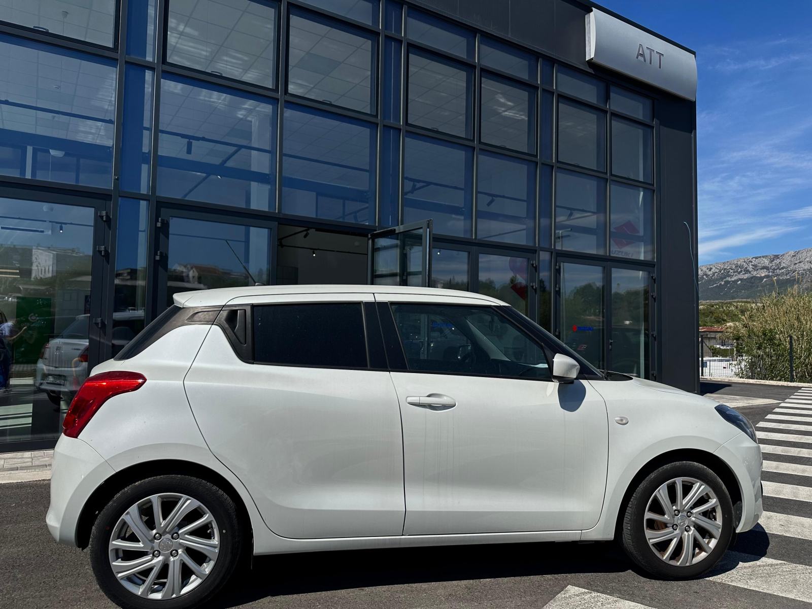 Suzuki Swift 1,2 GL+ Hybrid reg. 04/2027, fotografija 3