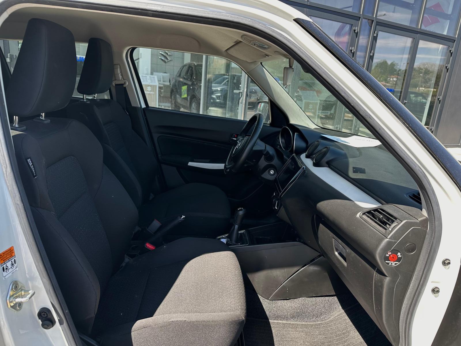 Suzuki Swift 1,2 GL+ Hybrid reg. 04/2027, fotografija 15