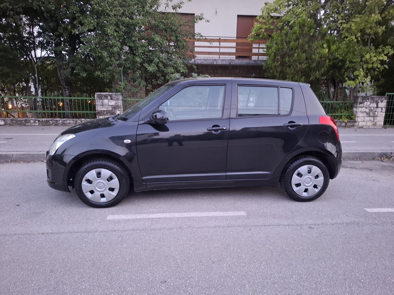Suzuki Swift 1.3 i,POTVRDA O KM, REG. 8/2027. VRHUNSKI !, fotografija 5